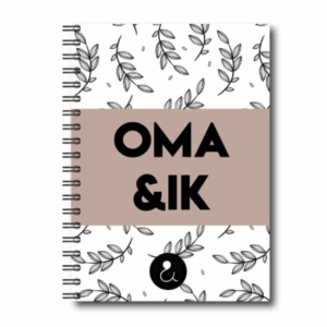 Studio Ins & Outs – Invulboek Oma & ik – Herinneringen Boek voor Oma en Haar Kleinkind – Cadeau voor Oma – Sand